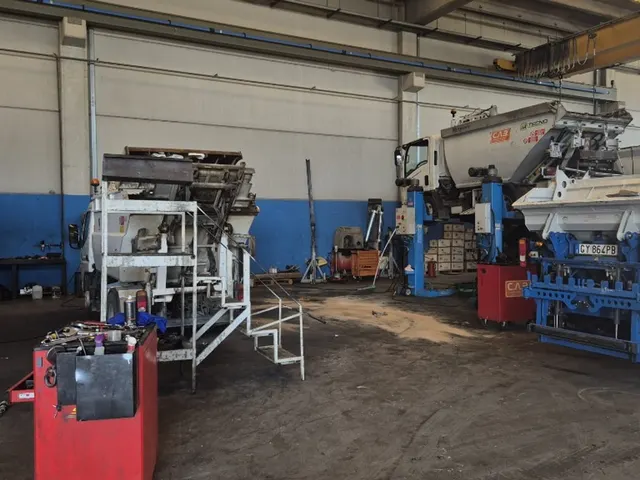 Postazioni di manutenzione C.A.B. con mezzi sollevati in officina